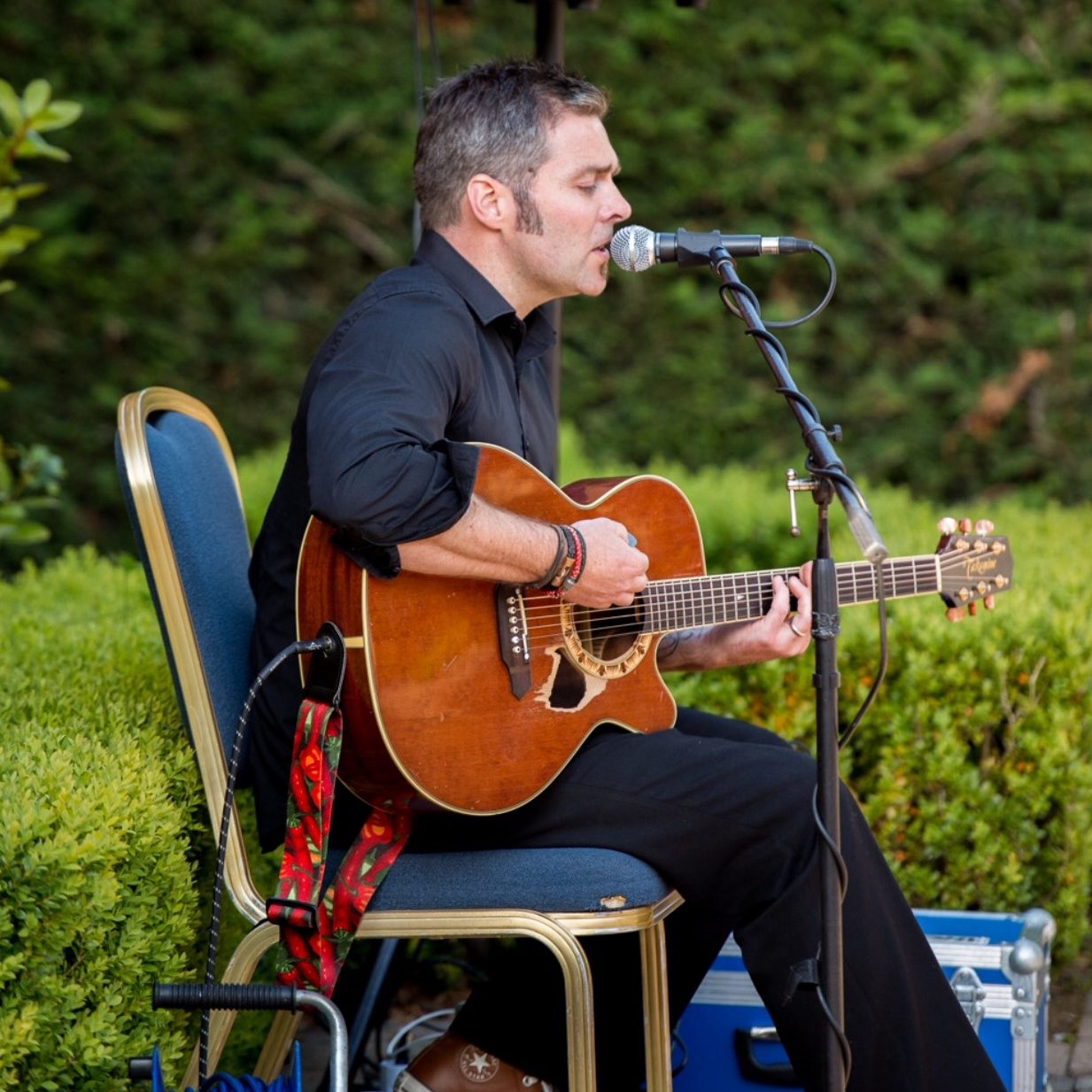 Mark Graham playing at a wedding outdoors